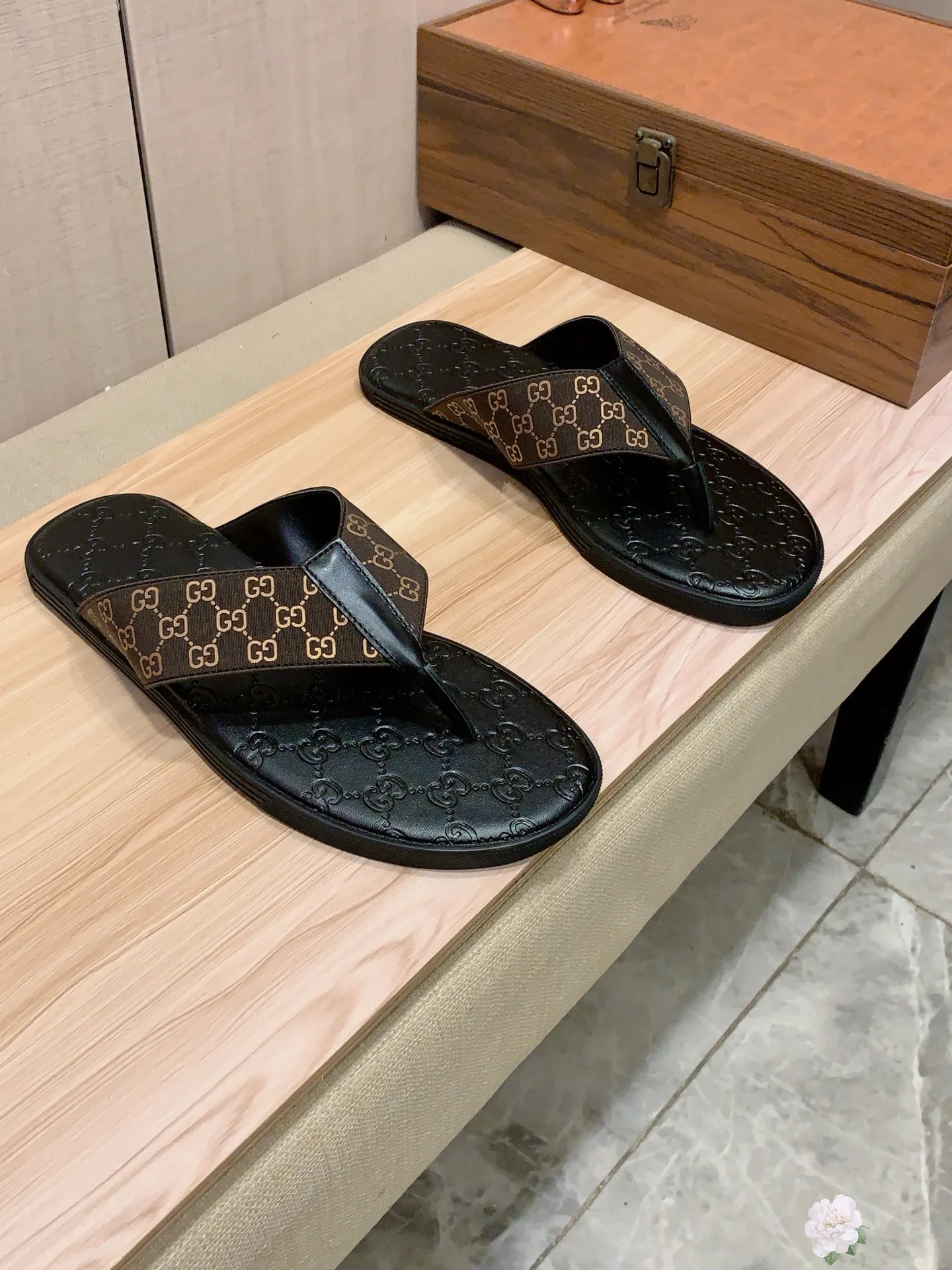 Slippers: New model: Factory price: 260💰💰🎩🎩🔥🔥《 Gucci* 》Series of slippers top purchasing agent🔍🔍Sold at the same time for men, original Italian imported webbing made of selected cowhide, exquisite workmanship,), sole: (super comfortable) original factory special sole, ⚠️exclusive double-layer movable molded sole super comfortable⚠️, real shot🎬the real thing is more beautiful🔍🔍266 regular code 38-44, can be ordered 45.